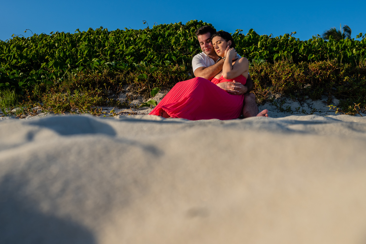 Fotos do por do sol na praia da Barra da Tijuca - RJ. Ensaio fotografico pré wedding na praia da Barra da Tijuca. Fotos da Fotógrafa de Casamento RJ Jaque Salles Fotografia. 