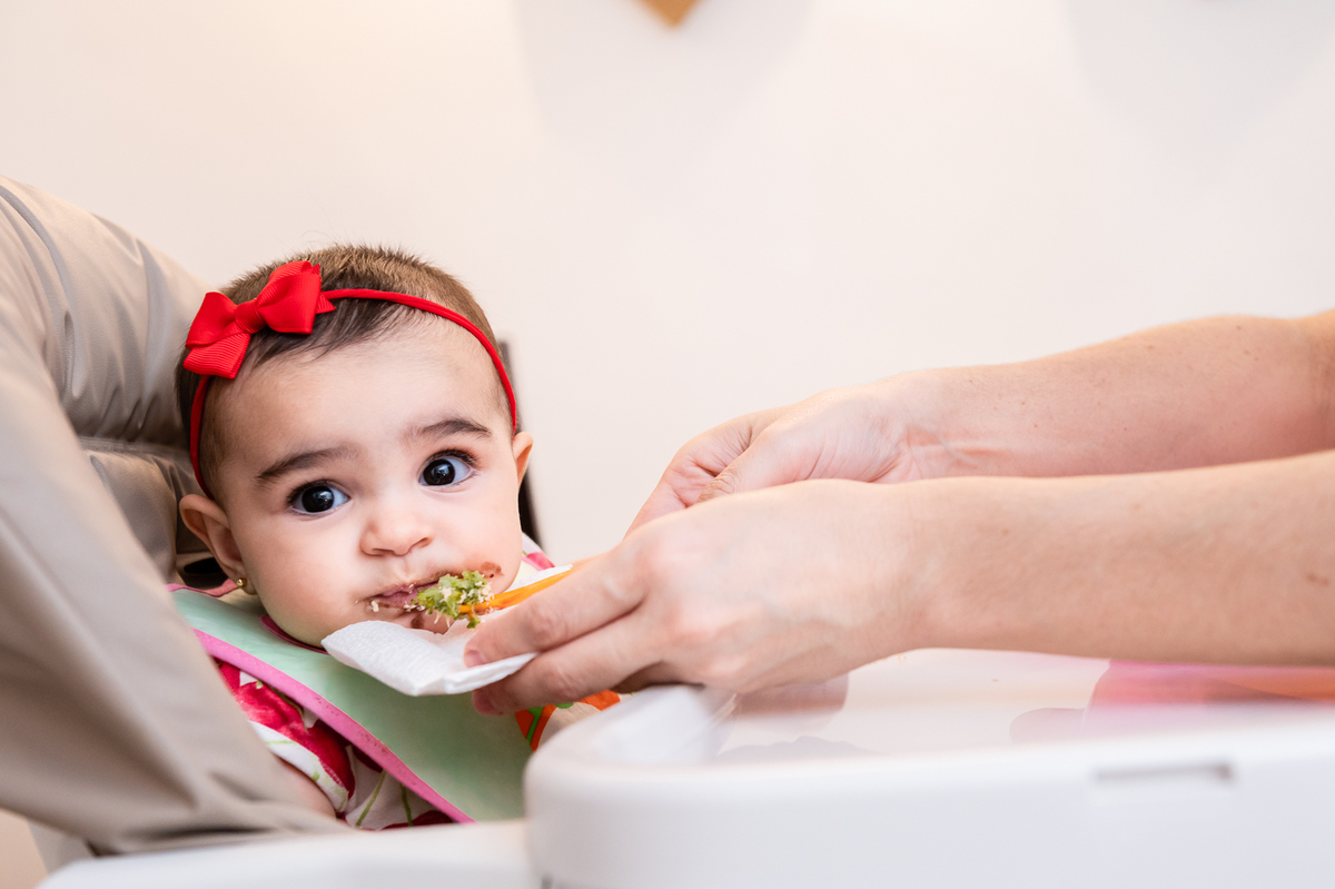 Ensaio fotográfico introdução alimentar bebê Laura.  Fotos da fotógrafa infantil no Rio de Janeiro Jaque Salles Fotografia