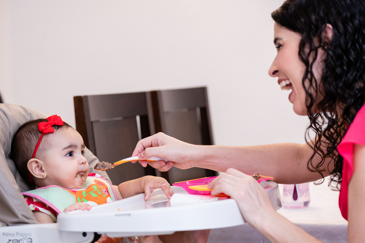 Ensaio fotográfico introdução alimentar bebê Laura.  Fotos da fotógrafa infantil no Rio de Janeiro Jaque Salles Fotografia