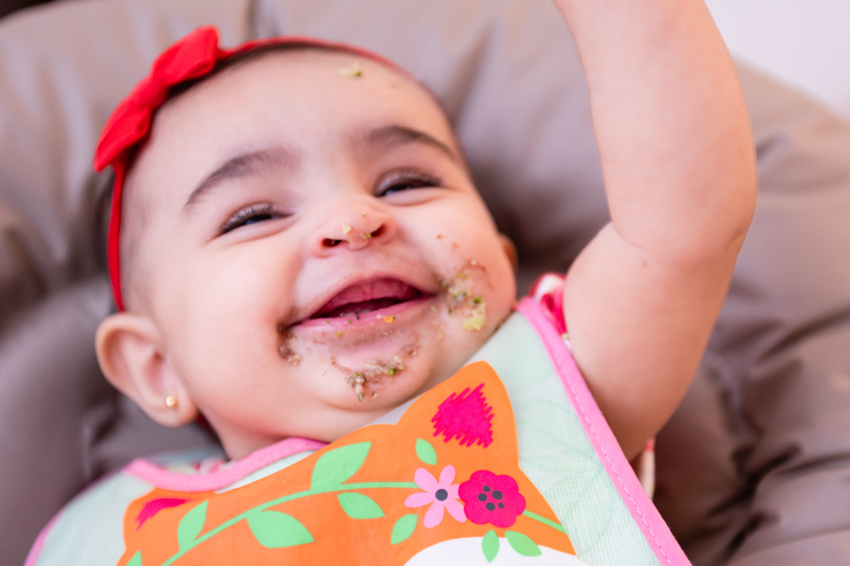 Ensaio fotográfico introdução alimentar bebê Laura.  Fotos da fotógrafa infantil no Rio de Janeiro Jaque Salles Fotografia
