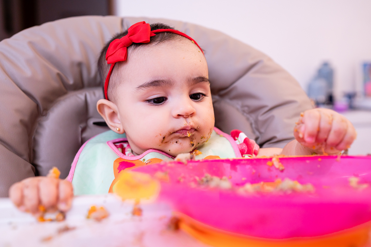 Ensaio fotográfico introdução alimentar bebê Laura.  Fotos da fotógrafa infantil no Rio de Janeiro Jaque Salles Fotografia
