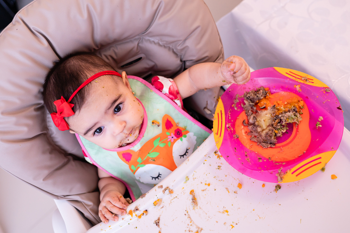 Ensaio fotográfico introdução alimentar bebê Laura.  Fotos da fotógrafa infantil no Rio de Janeiro Jaque Salles Fotografia