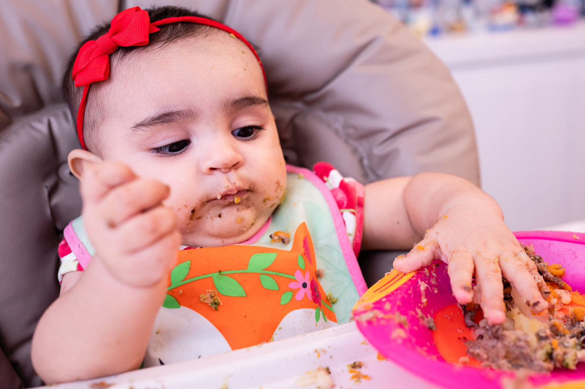Ensaio fotográfico introdução alimentar bebê Laura.  Fotos da fotógrafa infantil no Rio de Janeiro Jaque Salles Fotografia