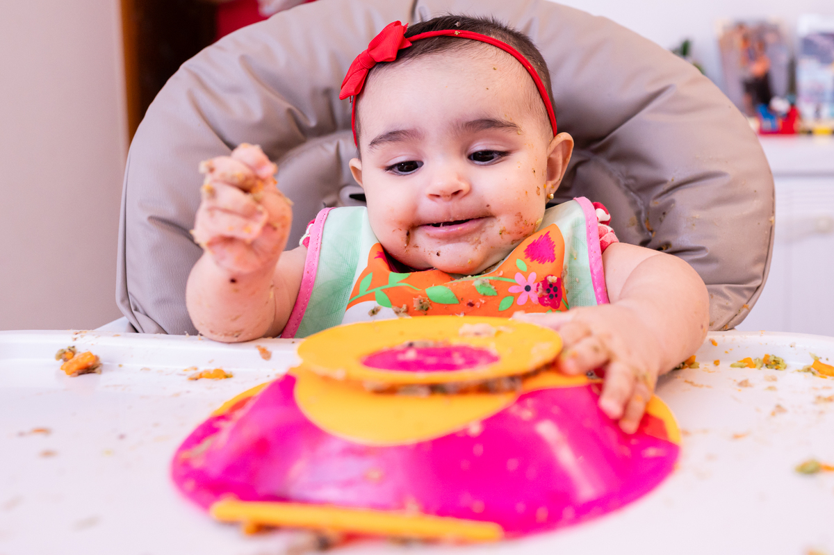 Ensaio fotográfico introdução alimentar bebê Laura.  Fotos da fotógrafa infantil no Rio de Janeiro Jaque Salles Fotografia