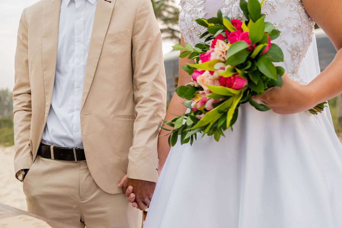 Fotografia de casamento no Rio de Janeiro, RJ. O micro wedding da Tay e do Walter aconteceu em um final de tarde na praia do Recreio dos Bandeirantes e teve fotos da fotógrafa de casamento no RJ, Jaque Salles fotografia. 