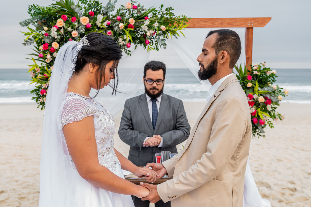 Fotografia de casamento no Rio de Janeiro, RJ. O micro wedding da Tay e do Walter aconteceu em um final de tarde na praia do Recreio dos Bandeirantes e teve fotos da fotógrafa de casamento no RJ, Jaque Salles fotografia. 