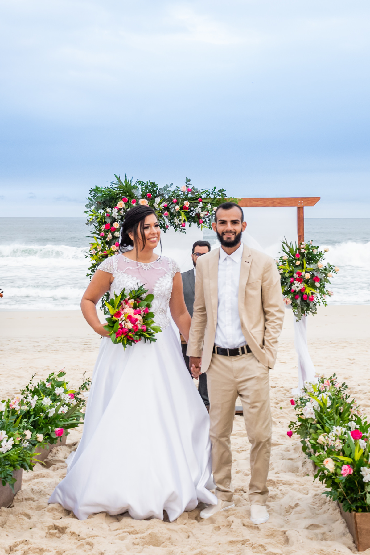 Fotografia de casamento no Rio de Janeiro, RJ. O micro wedding da Tay e do Walter aconteceu em um final de tarde na praia do Recreio dos Bandeirantes e teve fotos da fotógrafa de casamento no RJ, Jaque Salles fotografia. 