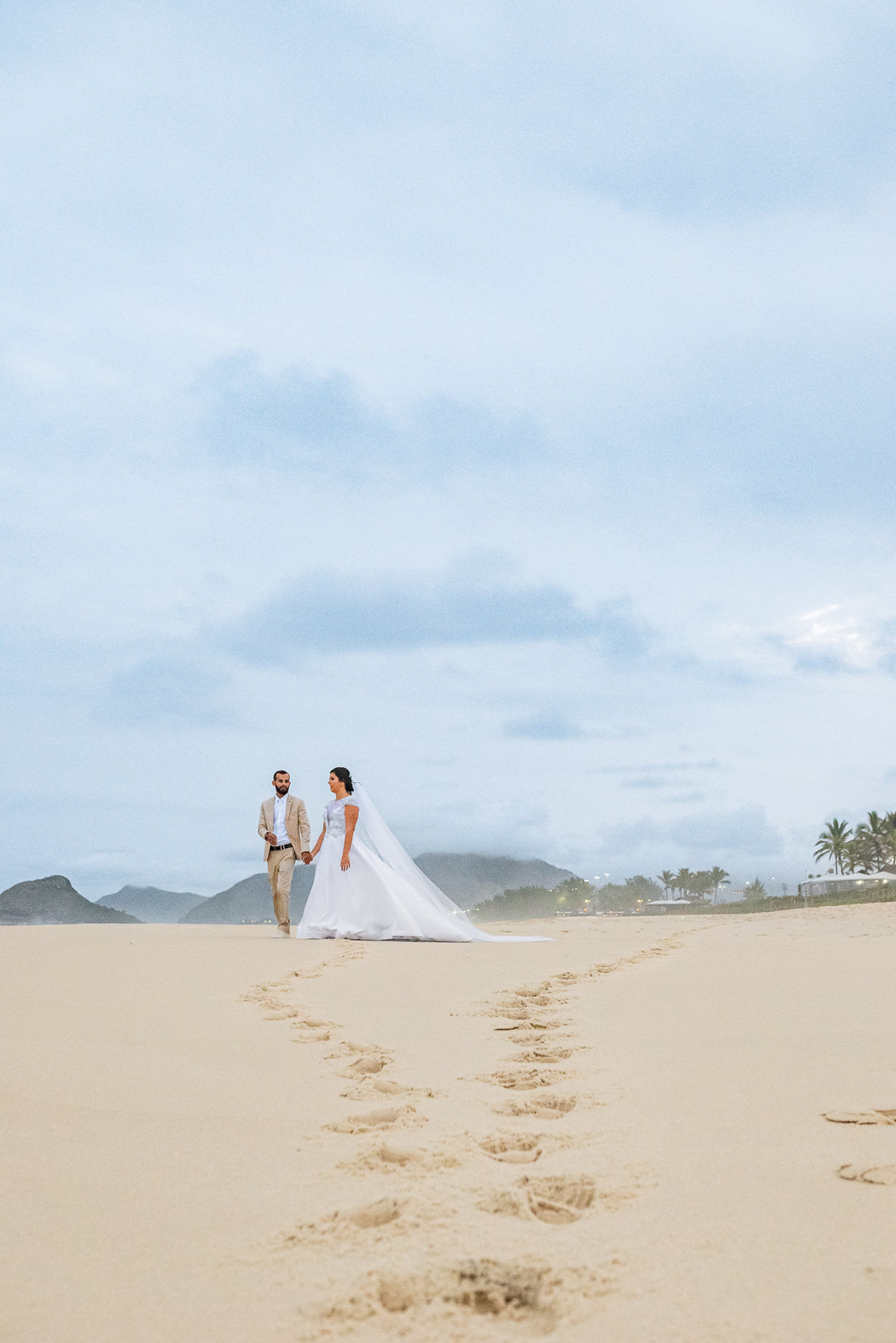 Fotografia de casamento no Rio de Janeiro, RJ. O micro wedding da Tay e do Walter aconteceu em um final de tarde na praia do Recreio dos Bandeirantes e teve fotos da fotógrafa de casamento no RJ, Jaque Salles fotografia. 