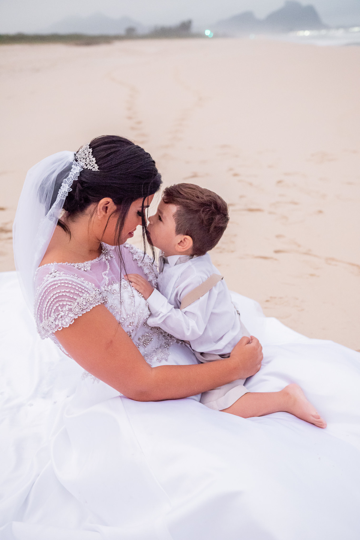 Fotografia de casamento no Rio de Janeiro, RJ. O micro wedding da Tay e do Walter aconteceu em um final de tarde na praia do Recreio dos Bandeirantes e teve fotos da fotógrafa de casamento no RJ, Jaque Salles fotografia. 