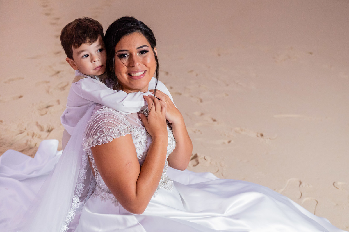 Fotografia de casamento no Rio de Janeiro, RJ. O micro wedding da Tay e do Walter aconteceu em um final de tarde na praia do Recreio dos Bandeirantes e teve fotos da fotógrafa de casamento no RJ, Jaque Salles fotografia. 