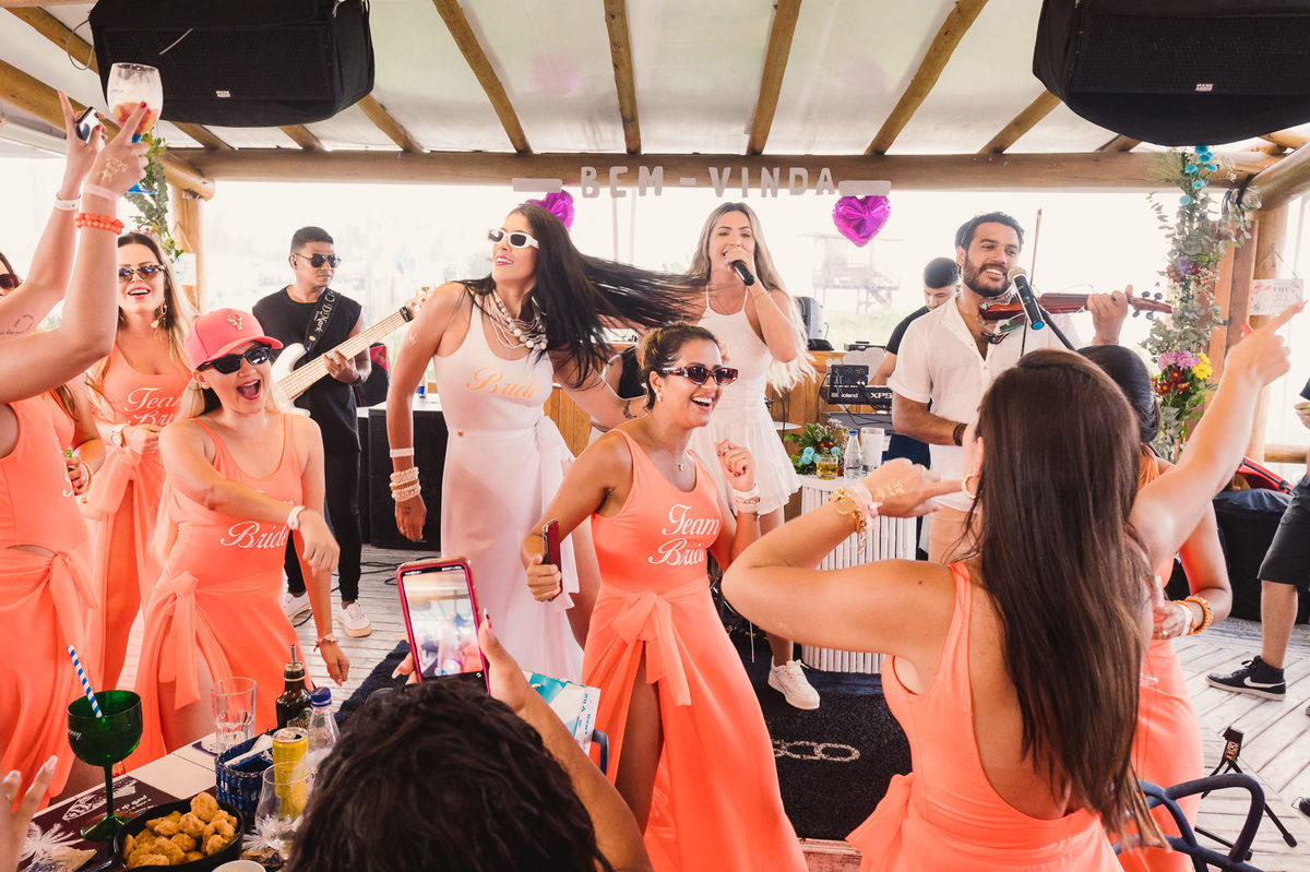 Despedida de solteira da noiva Goiania Sol no Cavalo Marinho Beach Club, Recreio dos Bandeirantes. Fotografia da fotógrafa de casamento RJ, Jaque Salles. 