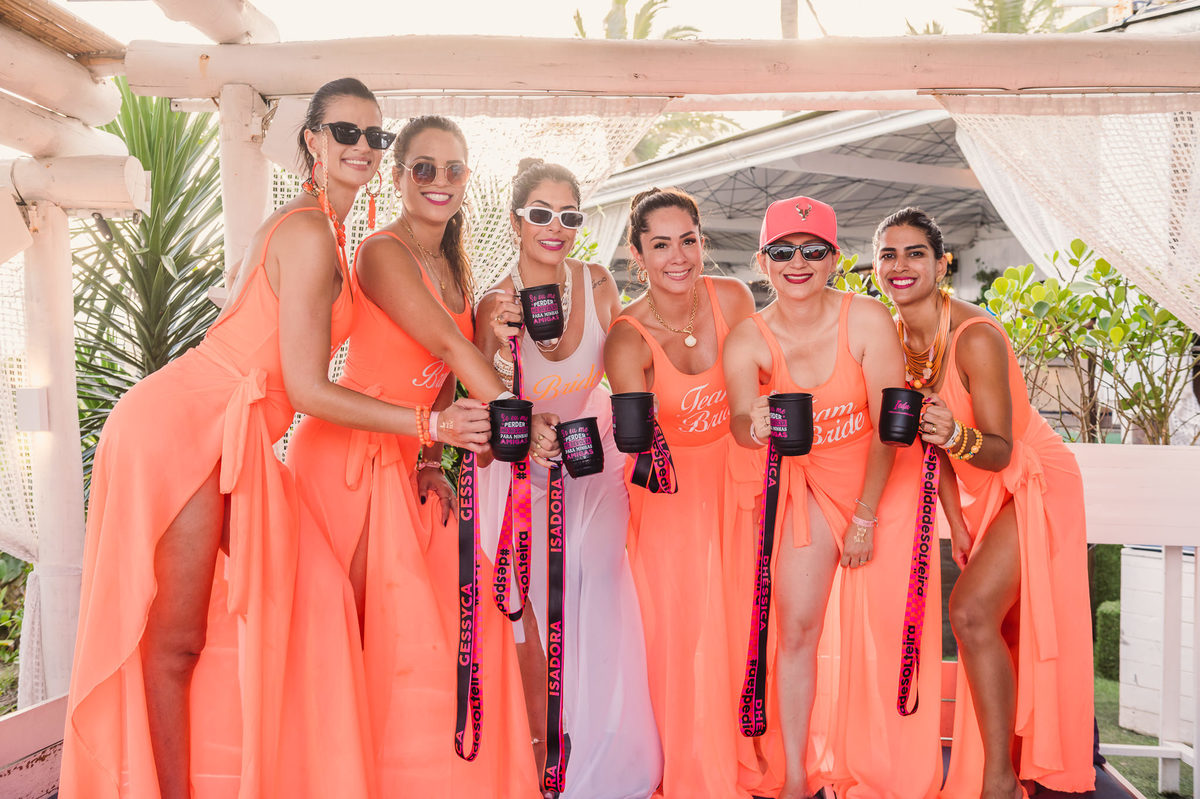 Despedida de solteira da noiva Goiania Sol no Cavalo Marinho Beach Club, Recreio dos Bandeirantes. Fotografia da fotógrafa de casamento RJ, Jaque Salles. 