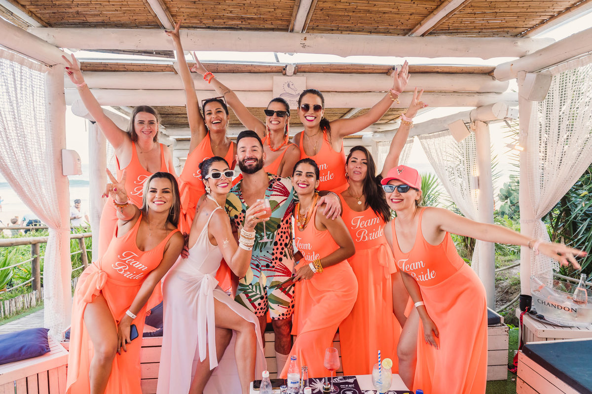Despedida de solteira da noiva Goiania Sol no Cavalo Marinho Beach Club, Recreio dos Bandeirantes. Fotografia da fotógrafa de casamento RJ, Jaque Salles. 