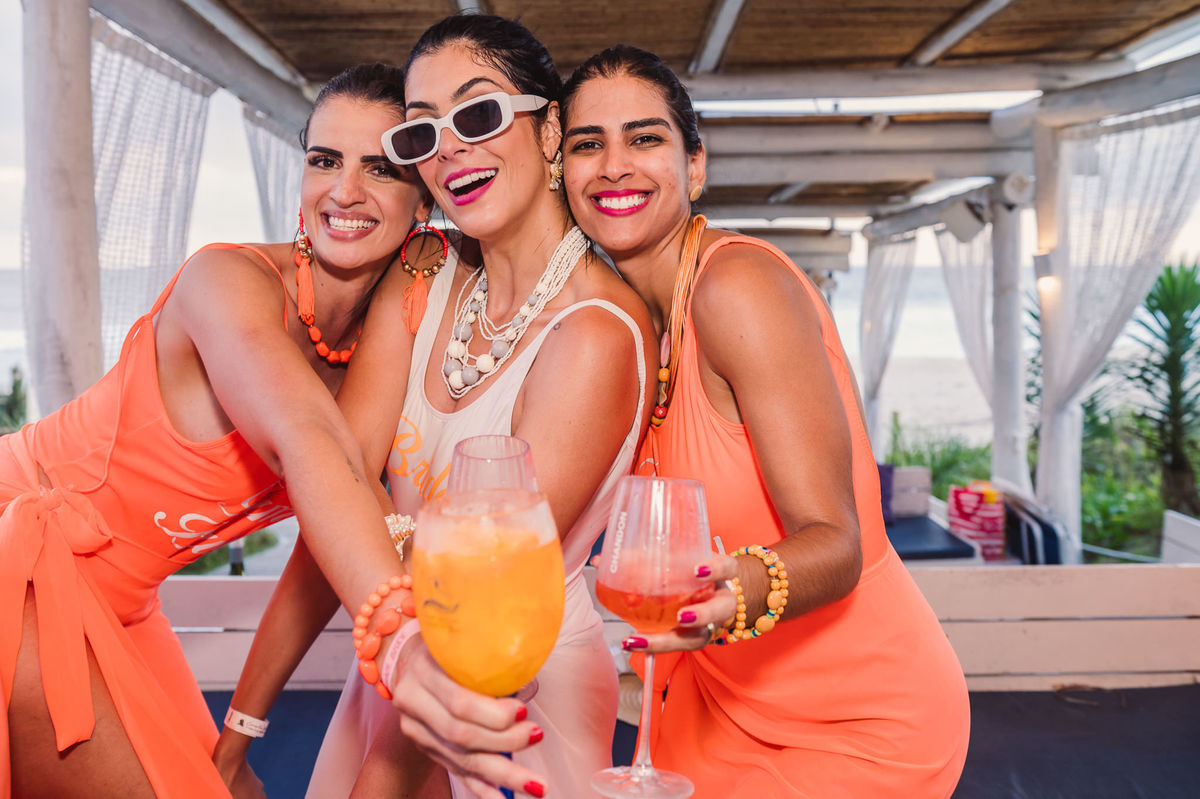 Despedida de solteira da noiva Goiania Sol no Cavalo Marinho Beach Club, Recreio dos Bandeirantes. Fotografia da fotógrafa de casamento RJ, Jaque Salles. 