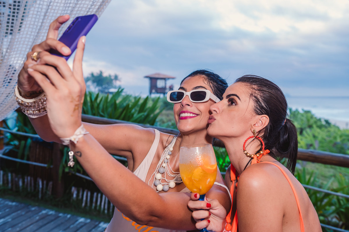 Despedida de solteira da noiva Goiania Sol no Cavalo Marinho Beach Club, Recreio dos Bandeirantes. Fotografia da fotógrafa de casamento RJ, Jaque Salles. 