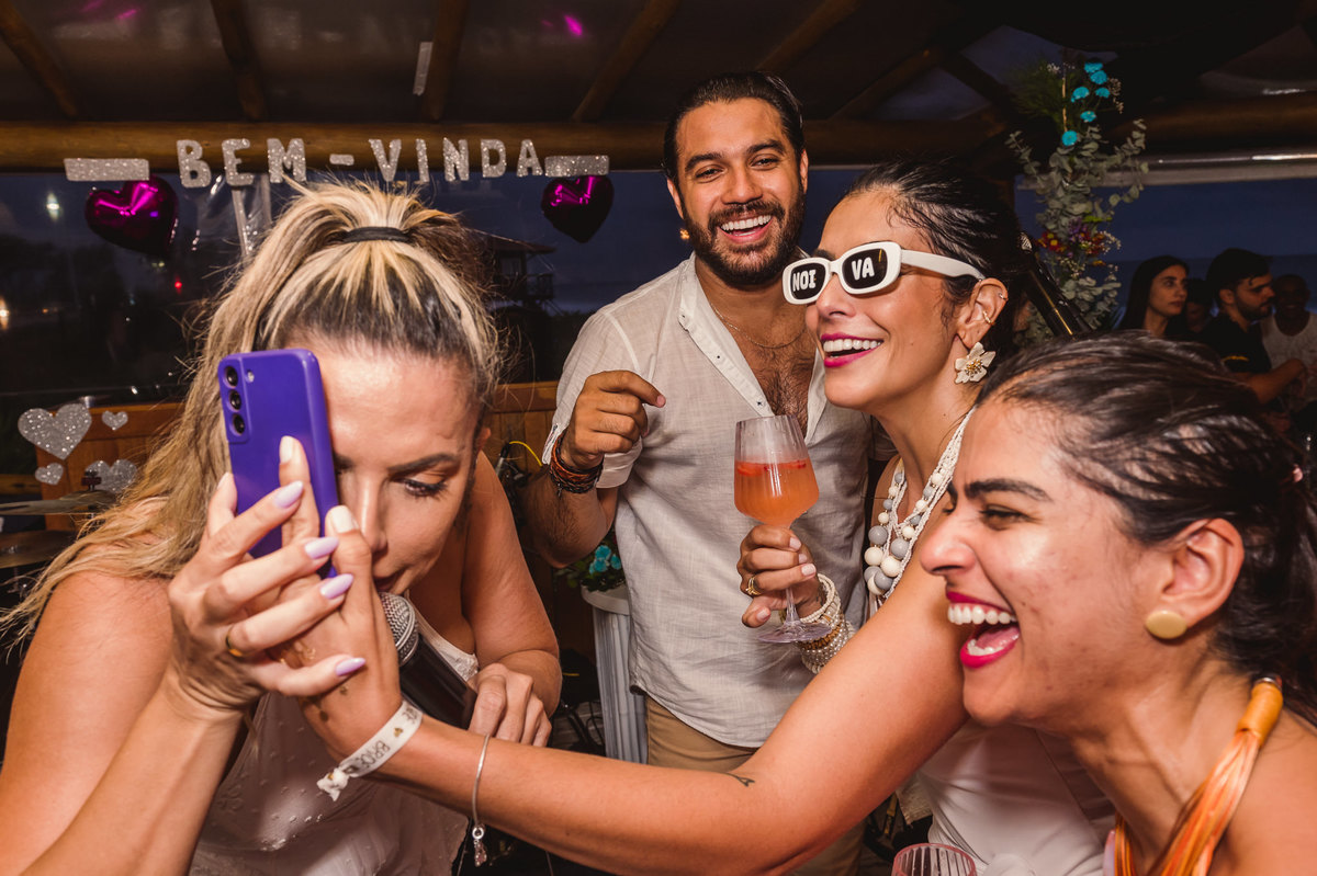 Despedida de solteira da noiva Goiania Sol no Cavalo Marinho Beach Club, Recreio dos Bandeirantes. Fotografia da fotógrafa de casamento RJ, Jaque Salles. 