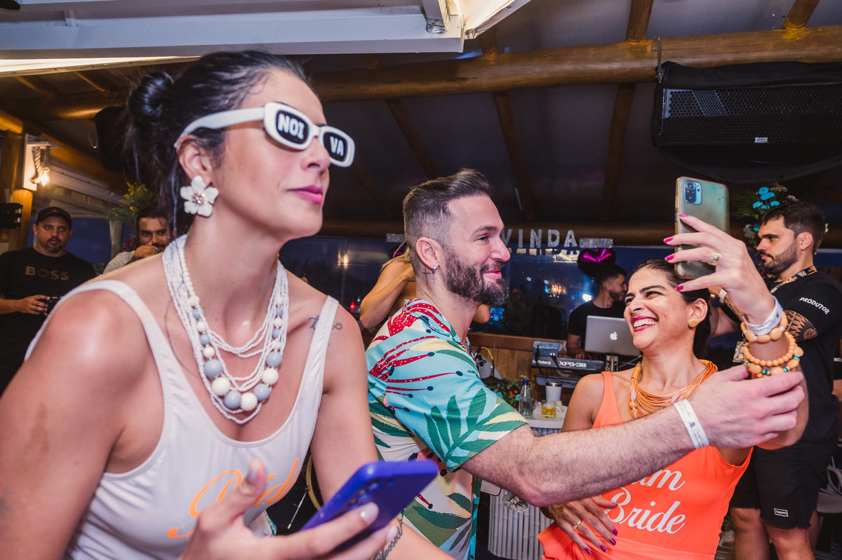 Despedida de solteira da noiva Goiania Sol no Cavalo Marinho Beach Club, Recreio dos Bandeirantes. Fotografia da fotógrafa de casamento RJ, Jaque Salles. 