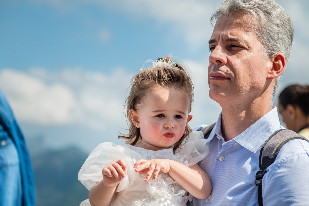 Cerimônia de batizado no Cristo Redentor, Rio de Janeiro. O batizado da Sofia aconteceu na igreja do Santuário Cristo Redentor e teve a fotografia de Jaque Salles. O batizado foi celebrado pelo padre Victor Hugo. Fotos da Fotógrafa carioca Jaque Salles