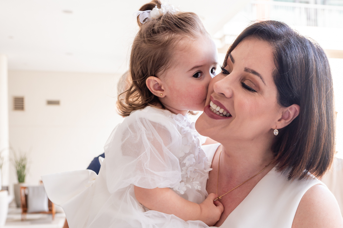 Cerimônia de batizado no Cristo Redentor, Rio de Janeiro. O batizado da Sofia aconteceu na igreja do Santuário Cristo Redentor e teve a fotografia de Jaque Salles. O batizado foi celebrado pelo padre Victor Hugo. Fotos da Fotógrafa carioca Jaque Salles.