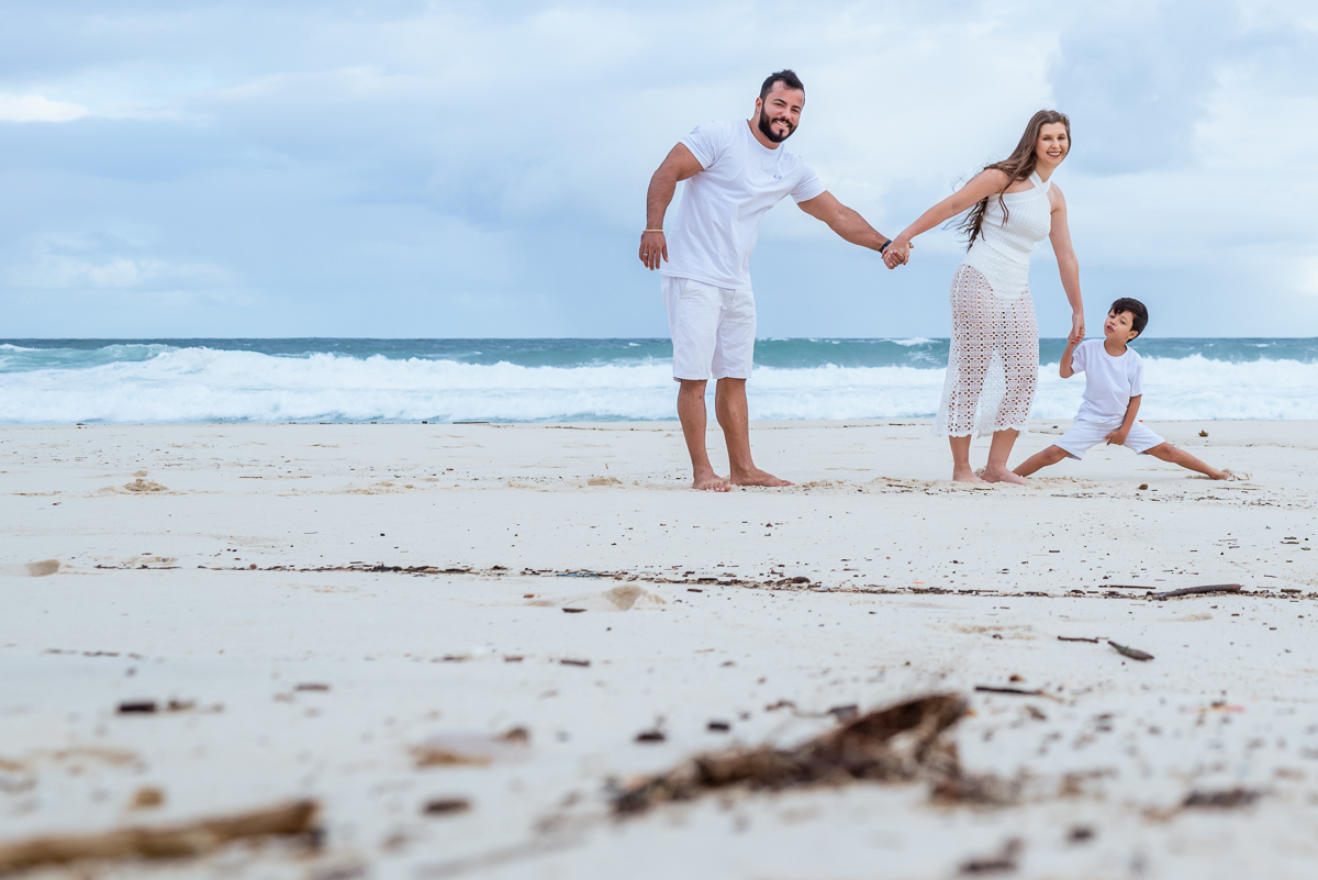 Ensaio fotográfico de família na praia da Barra da Tijuca, RJ. Fotos noivado surpresa Tayane e Mateus. Fotos da fotógrafa de casamento e de famílias no Rio de Janeiro, Jaque Salles Fotografia.