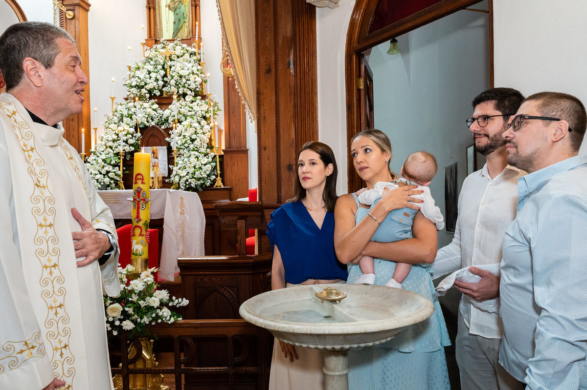 Fotografia do batizado do bebê Luiz Guilherme na Paróquia Nossa Senhora da Luz no Alto da Boa vista RJ. Fotos da fotógrafa de casamento e de famílias no Rio de Janeiro, Jaque Salles Fotografia.