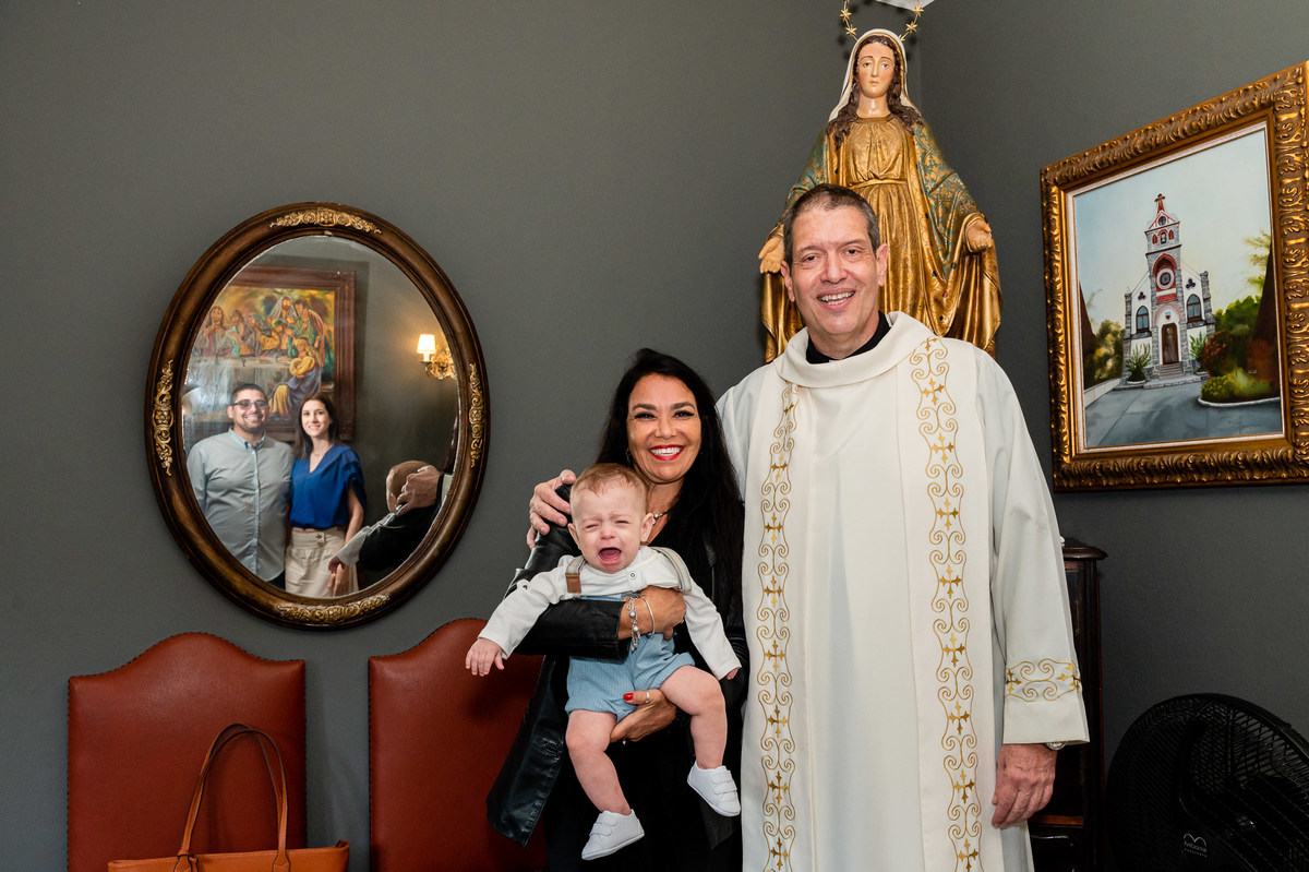 Fotografia do batizado do bebê Luiz Guilherme na Paróquia Nossa Senhora da Luz no Alto da Boa vista RJ. Fotos da fotógrafa de casamento e de famílias no Rio de Janeiro, Jaque Salles Fotografia.