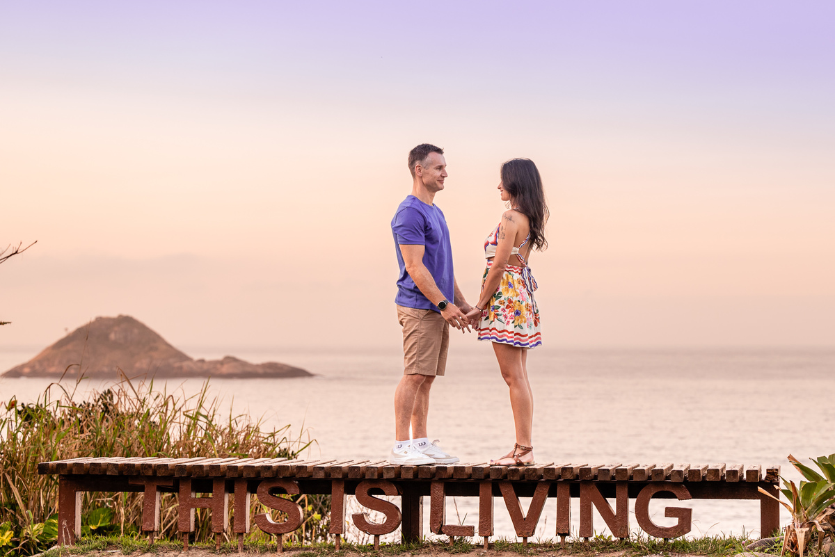 Ensaio fotográfico pré wedding, na praia da Joatinga, Barra da Tijuca, RJ. Fotos da fotógrafa de casamento e de famílias Jaque Salles Fotografia. 