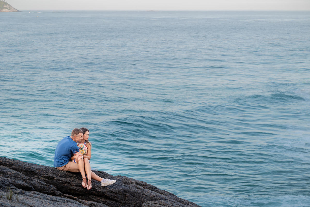 Ensaio fotográfico pré wedding, na praia da Joatinga, Barra da Tijuca, RJ. Fotos da fotógrafa de casamento e de famílias Jaque Salles Fotografia. 
