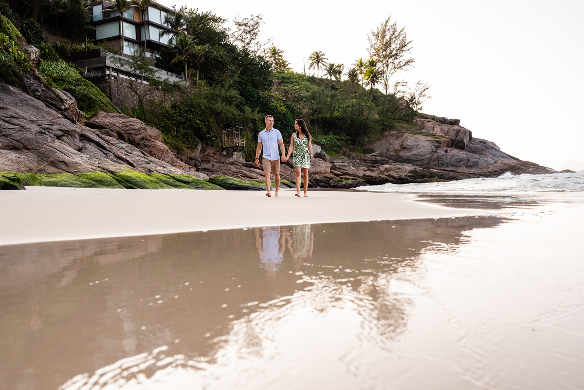 Ensaio fotográfico pré wedding, na praia da Joatinga, Barra da Tijuca, RJ. Fotos da fotógrafa de casamento e de famílias Jaque Salles Fotografia. 