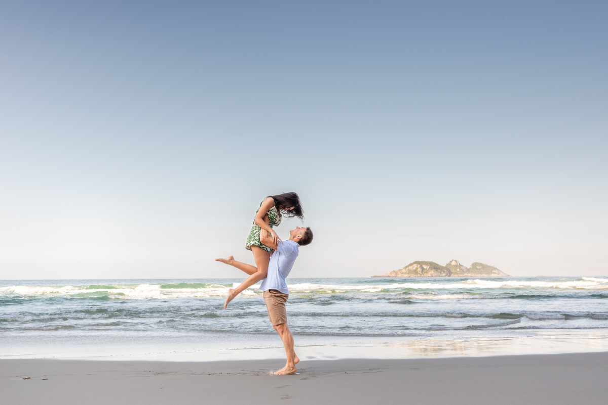 Ensaio fotográfico pré wedding, na praia da Joatinga, Barra da Tijuca, RJ. Fotos da fotógrafa de casamento e de famílias Jaque Salles Fotografia. 