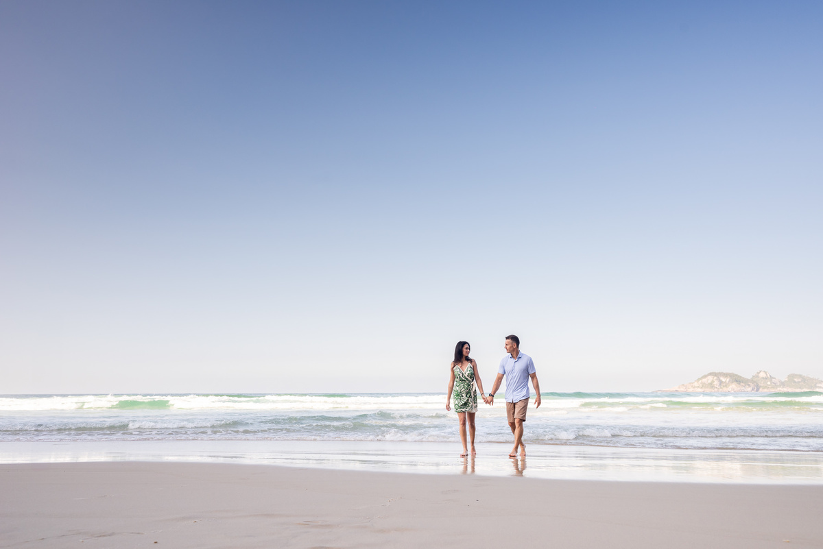 Ensaio fotográfico pré wedding, na praia da Joatinga, Barra da Tijuca, RJ. Fotos da fotógrafa de casamento e de famílias Jaque Salles Fotografia. 