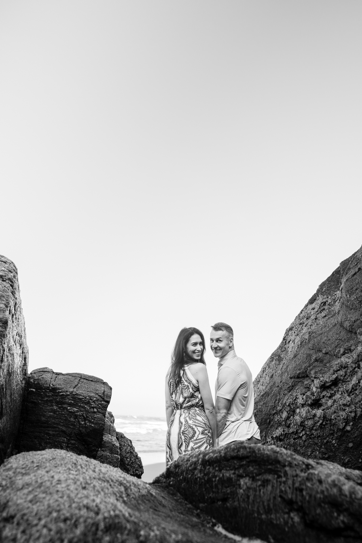 Ensaio fotográfico pré wedding, na praia da Joatinga, Barra da Tijuca, RJ. Fotos da fotógrafa de casamento e de famílias Jaque Salles Fotografia. 