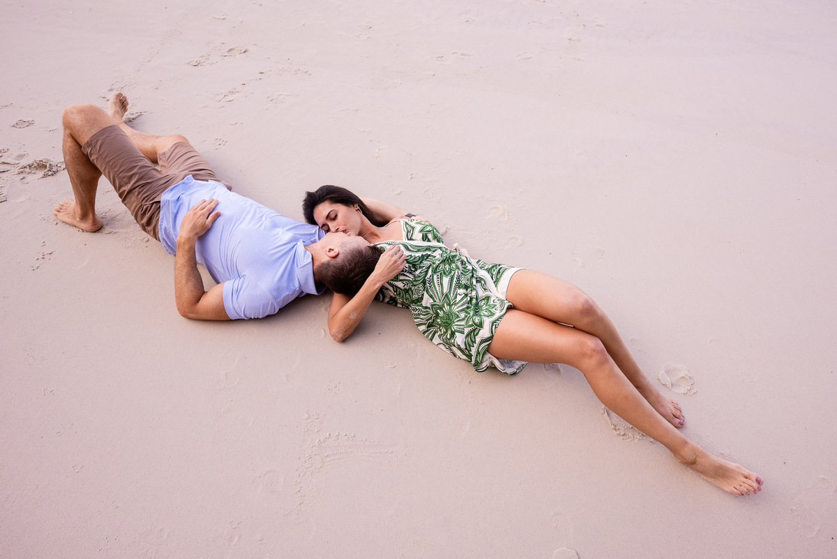 Ensaio fotográfico pré wedding, na praia da Joatinga, Barra da Tijuca, RJ. Fotos da fotógrafa de casamento e de famílias Jaque Salles Fotografia. 
