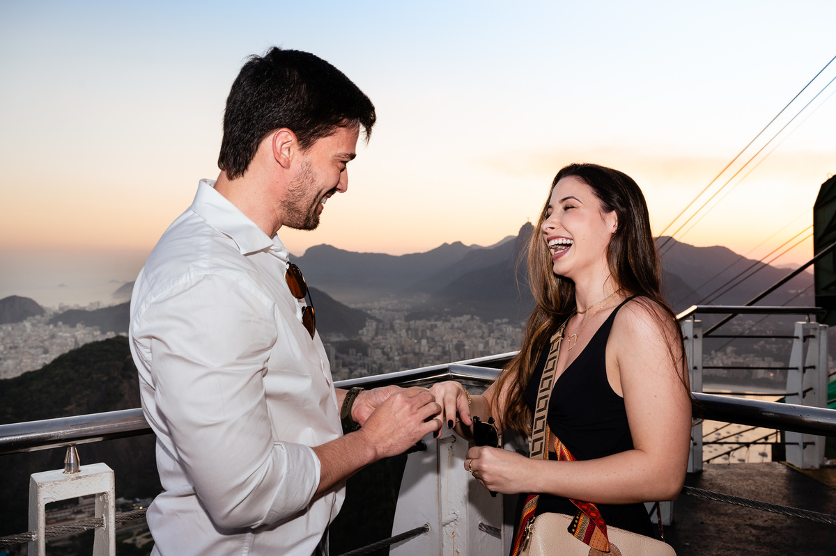 Fotografia de casamento no Rio de Janeiro. Ensaio fotográfico pré wedding no bondinho pão de açucar. Fotos da fotógrafa de casamento Jaque Salles fotografia. O Pão de Açucar no Rio de Janeiro e o ensaio fotográfico pré casamento dos noivos Dani e Dani.