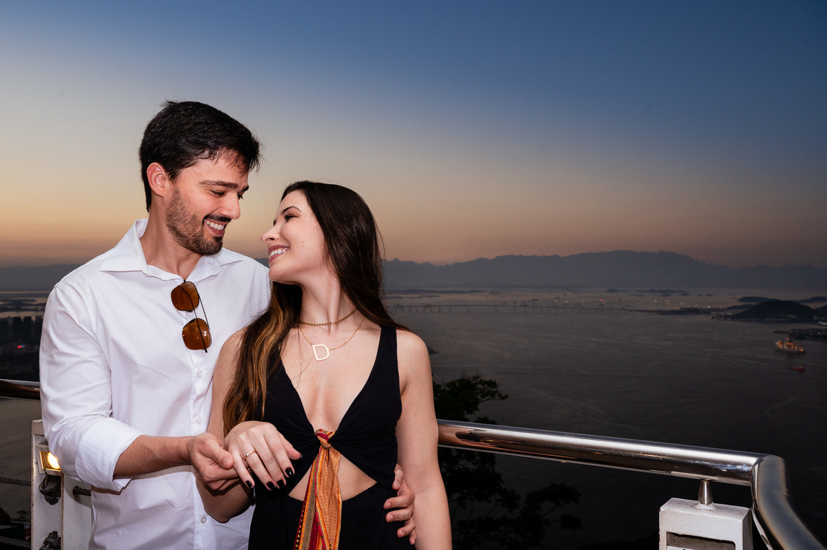 Fotografia de casamento no Rio de Janeiro. Ensaio fotográfico pré wedding no bondinho pão de açucar. Fotos da fotógrafa de casamento Jaque Salles fotografia. O Pão de Açucar no Rio de Janeiro e o ensaio fotográfico pré casamento dos noivos Dani e Dani.