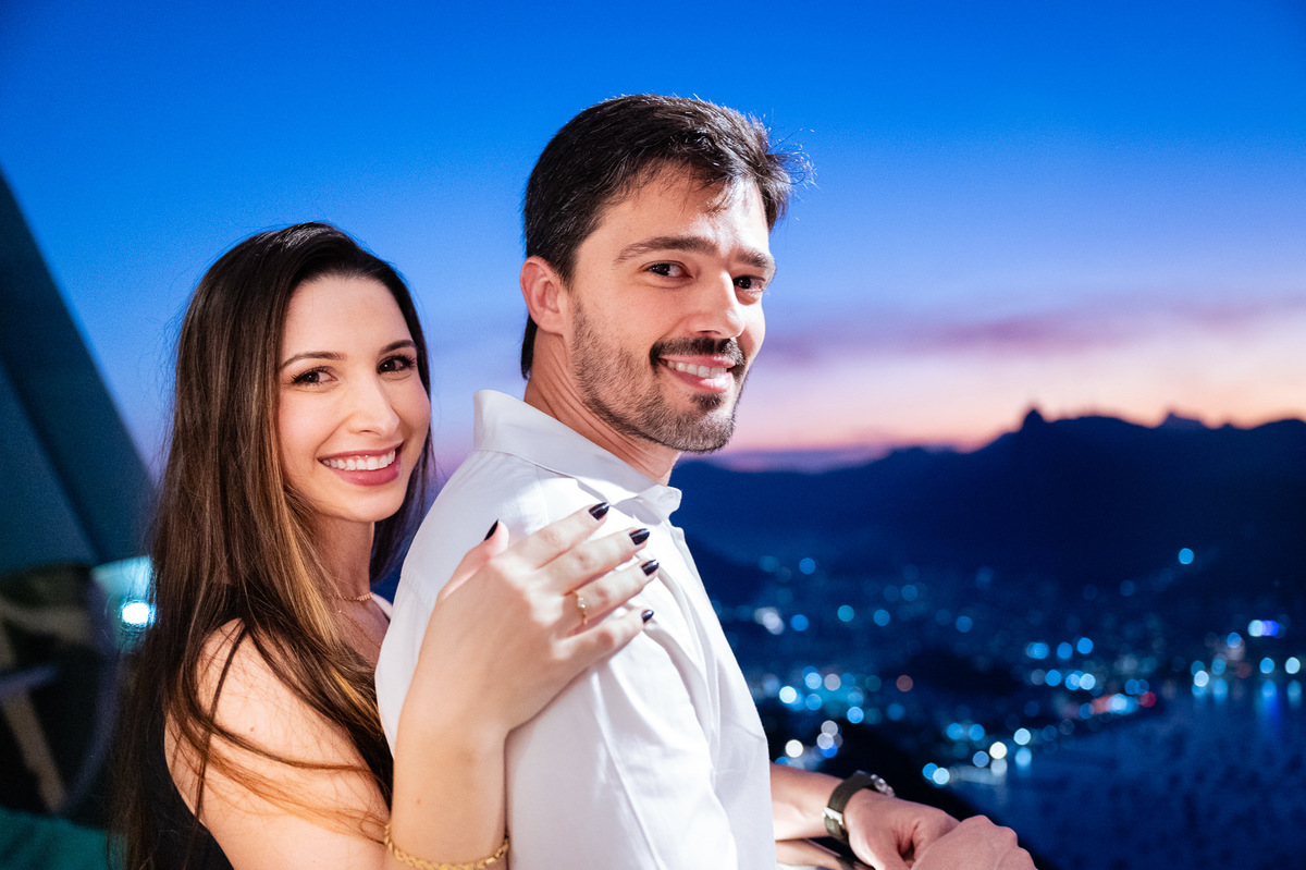 Fotografia de casamento no Rio de Janeiro. Ensaio fotográfico pré wedding no bondinho pão de açucar. Fotos da fotógrafa de casamento Jaque Salles fotografia. O Pão de Açucar no Rio de Janeiro e o ensaio fotográfico pré casamento dos noivos Dani e Dani.
