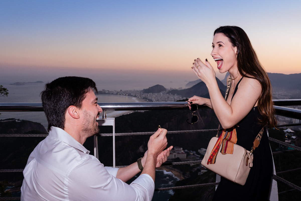 Fotografia de casamento no Rio de Janeiro. Ensaio fotográfico pré wedding no bondinho pão de açucar. Fotos da fotógrafa de casamento Jaque Salles fotografia. O Pão de Açucar no Rio de Janeiro e o ensaio fotográfico pré casamento dos noivos Dani e Dani.