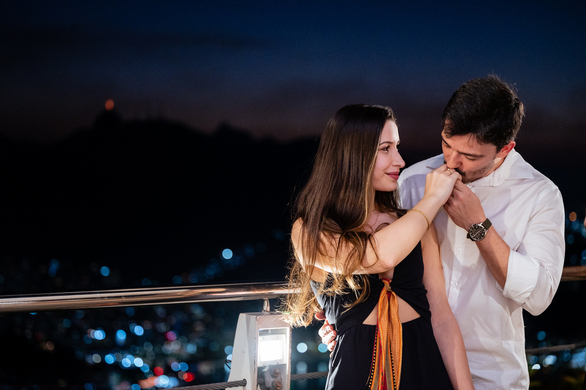 Fotografia de casamento no Rio de Janeiro. Ensaio fotográfico pré wedding no bondinho pão de açucar. Fotos da fotógrafa de casamento Jaque Salles fotografia. O Pão de Açucar no Rio de Janeiro e o ensaio fotográfico pré casamento dos noivos Dani e Dani.