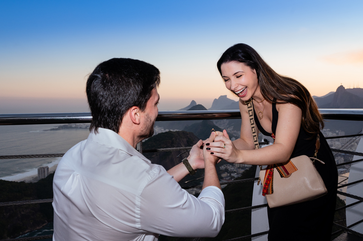 Fotografia de casamento no Rio de Janeiro. Ensaio fotográfico pré wedding no bondinho pão de açucar. Fotos da fotógrafa de casamento Jaque Salles fotografia. O Pão de Açucar no Rio de Janeiro e o ensaio fotográfico pré casamento dos noivos Dani e Dani.