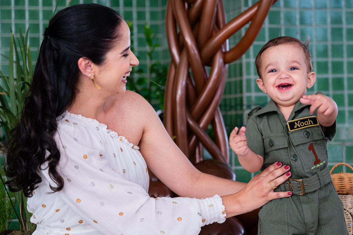 Aniversário Infantil de menino, festa de um ano com o tema bosque. Fotografia infantil no Rio de Janeiro um aninho do bebê Noah. Fotos da fotógrafa infantil Jaque Salles Fotografia.