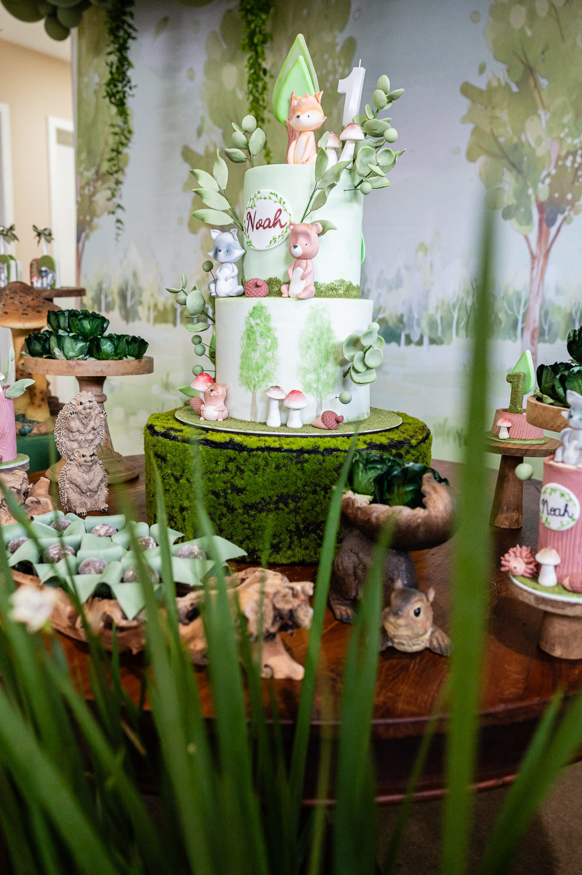 Aniversário Infantil de menino, festa de um ano com o tema bosque. Fotografia infantil no Rio de Janeiro um aninho do bebê Noah. Fotos da fotógrafa infantil Jaque Salles Fotografia.