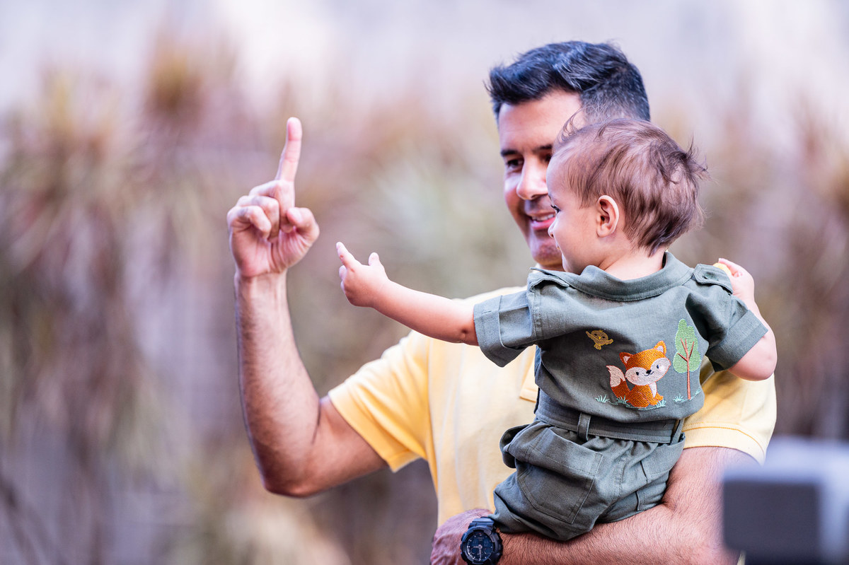 Aniversário Infantil de menino, festa de um ano com o tema bosque. Fotografia infantil no Rio de Janeiro um aninho do bebê Noah. Fotos da fotógrafa infantil Jaque Salles Fotografia.