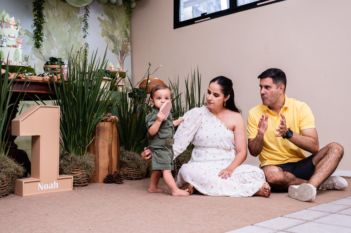 Aniversário Infantil de menino, festa de um ano com o tema bosque. Fotografia infantil no Rio de Janeiro um aninho do bebê Noah. Fotos da fotógrafa infantil Jaque Salles Fotografia.