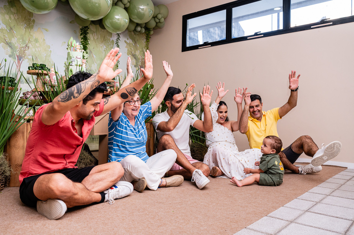 Aniversário Infantil de menino, festa de um ano com o tema bosque. Fotografia infantil no Rio de Janeiro um aninho do bebê Noah. Fotos da fotógrafa infantil Jaque Salles Fotografia.