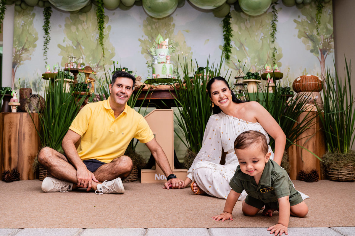 Aniversário Infantil de menino, festa de um ano com o tema bosque. Fotografia infantil no Rio de Janeiro um aninho do bebê Noah. Fotos da fotógrafa infantil Jaque Salles Fotografia.