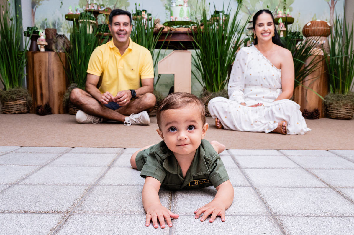 Aniversário Infantil de menino, festa de um ano com o tema bosque. Fotografia infantil no Rio de Janeiro um aninho do bebê Noah. Fotos da fotógrafa infantil Jaque Salles Fotografia.