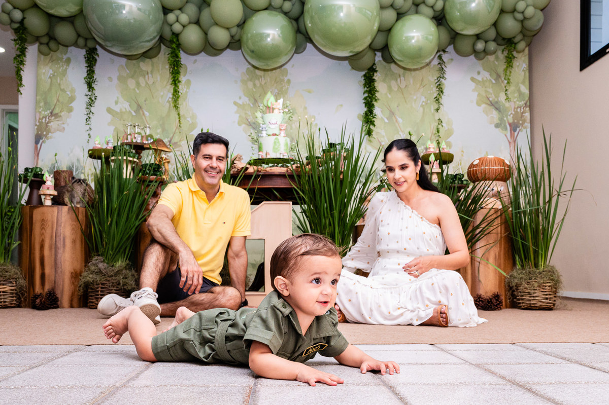 Aniversário Infantil de menino, festa de um ano com o tema bosque. Fotografia infantil no Rio de Janeiro um aninho do bebê Noah. Fotos da fotógrafa infantil Jaque Salles Fotografia.