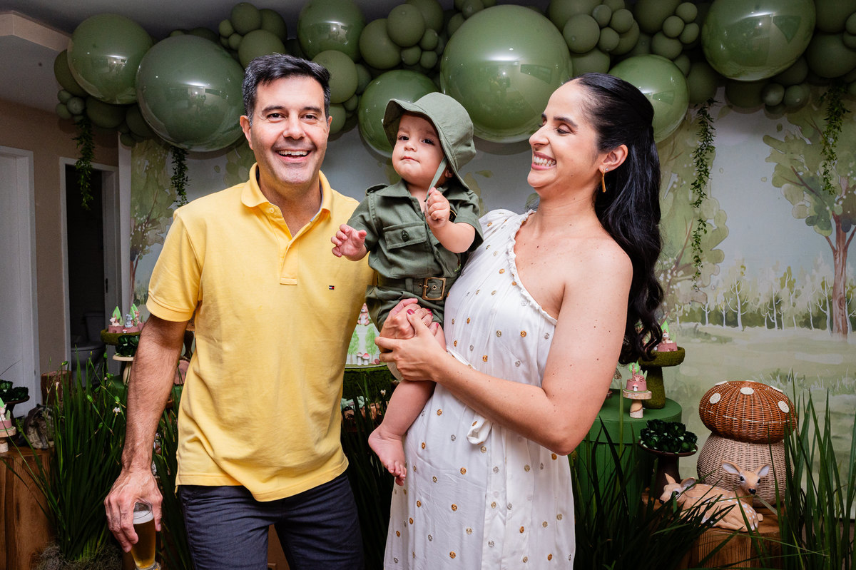 Aniversário Infantil de menino, festa de um ano com o tema bosque. Fotografia infantil no Rio de Janeiro um aninho do bebê Noah. Fotos da fotógrafa infantil Jaque Salles Fotografia.