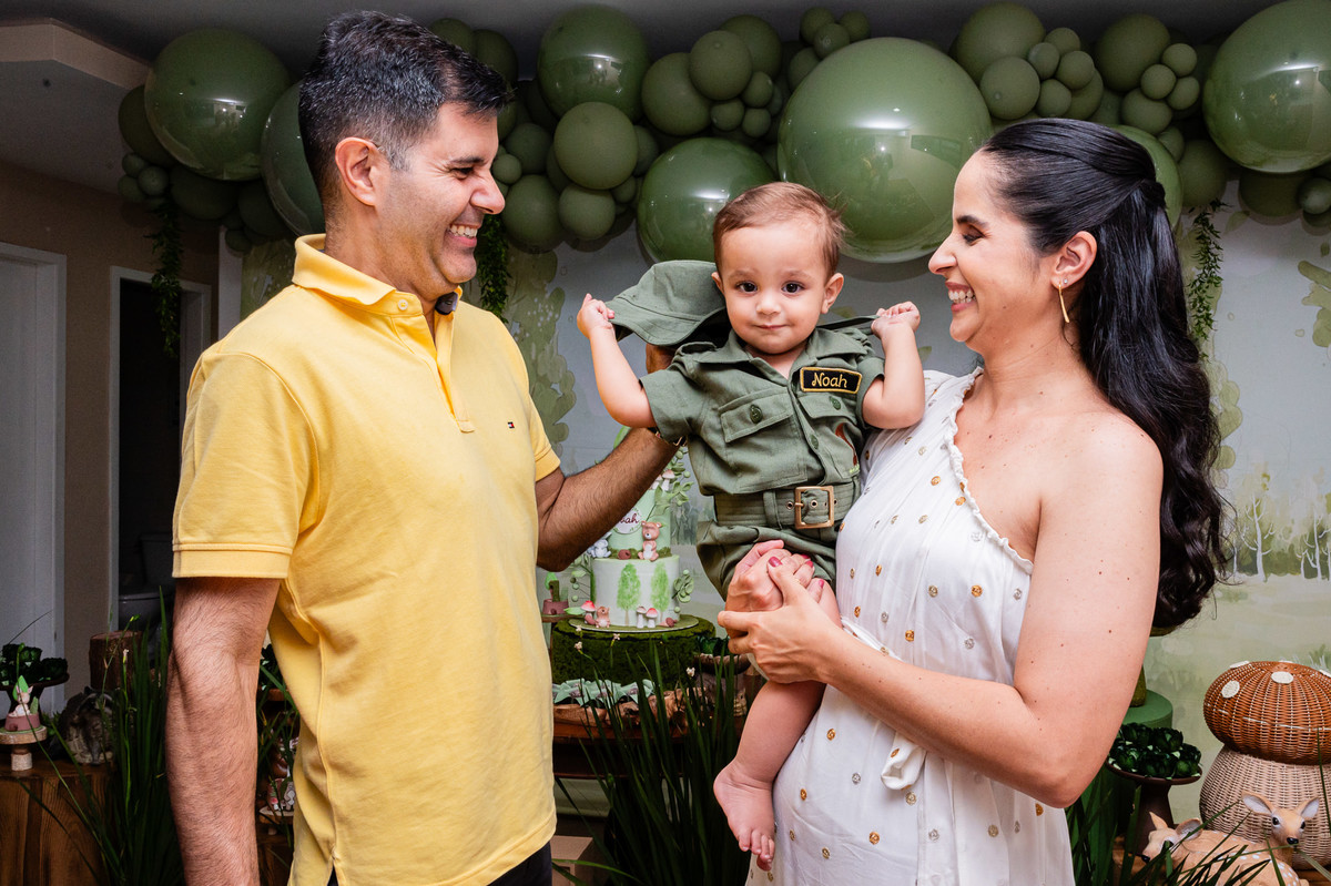 Aniversário Infantil de menino, festa de um ano com o tema bosque. Fotografia infantil no Rio de Janeiro um aninho do bebê Noah. Fotos da fotógrafa infantil Jaque Salles Fotografia.