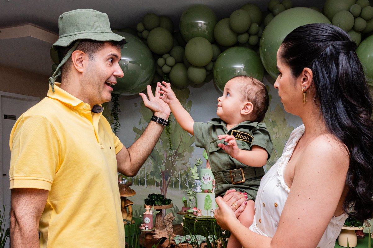 Aniversário Infantil de menino, festa de um ano com o tema bosque. Fotografia infantil no Rio de Janeiro um aninho do bebê Noah. Fotos da fotógrafa infantil Jaque Salles Fotografia.